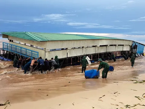 Nhà hàng nổi ở Quảng Bình bất ngờ bị sóng đánh ra biển
