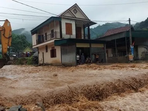 Nghệ An: Nước cuồn cuồn chảy xiết vào nhà dân ở trung tâm Kỳ Sơn