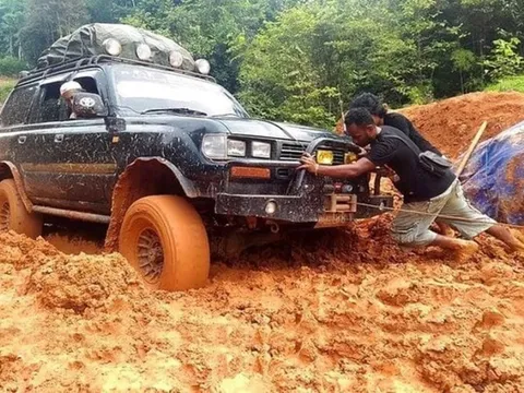 Cách xử lý ô tô bị sa lầy