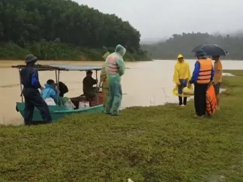 Thanh Hóa: Một người mất tích khi đi thả lưới, sông Bưởi đang sạt lở