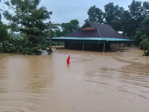 Mưa lớn kết hợp thuỷ điện đồng loạt xả lũ, gần 2.800 nhà dân bị ngập, hư hỏng