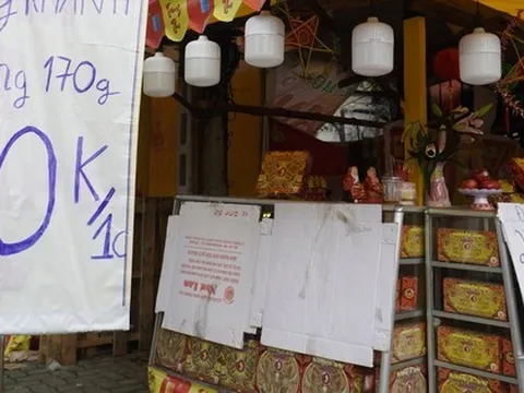 Bánh trung thu 'xả hàng' trước giờ G: Băn khoăn chất lượng với bánh khuyến mãi