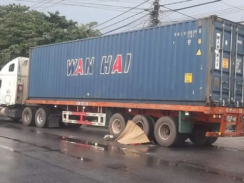 Người phụ nữ nghèo chết dưới bánh xe đầu kéo để lại con trai bơ vơ