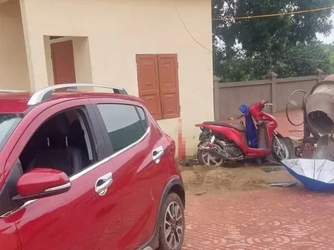 Nữ giáo viên lùi xe ôtô trước cổng trường tông học sinh lớp 6 tử vong