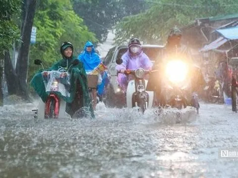 Hà Nội: Mưa lớn kéo dài, nhiều tuyến phố tê liệt