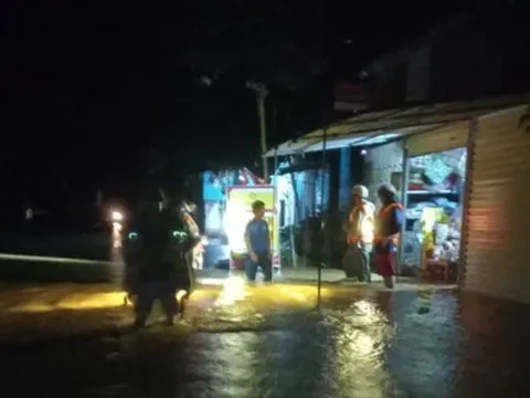 Nghệ An: Nước dâng cao gây ngập lụt khắp nơi, thủy điện liên tục xả lũ