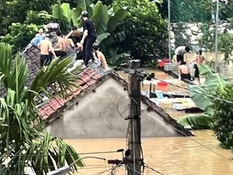 Không kịp thoát khỏi nước lũ, 40 học sinh phá nóc nhà kêu cứu