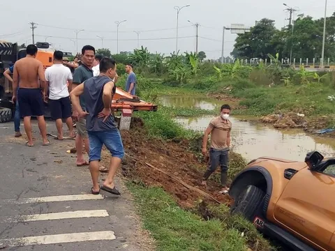 Đằng sau những bức Ảnh TNGT: Vào cua hỏng, Ford Ranger hạ cánh xuống ao nhưng vẫn đủ sức lật nghiêng xe máy xúc