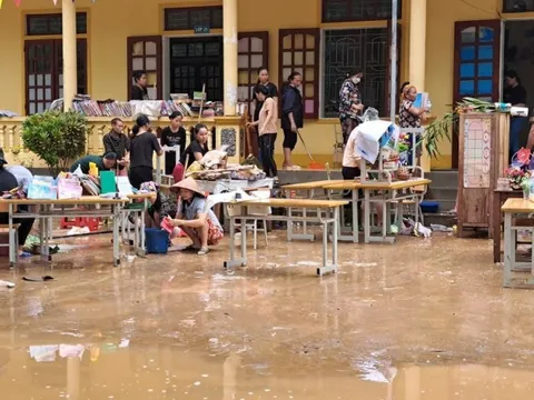 Bùn đất bao phủ, học sinh mất hết sách vở do bị trôi theo nước lũ