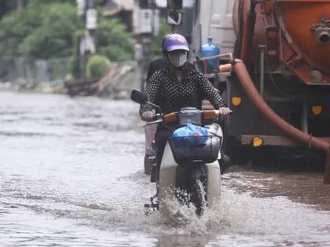 Một con phố ở Thủ đô vẫn chìm trong 'biển nước' sau một ngày mưa lớn