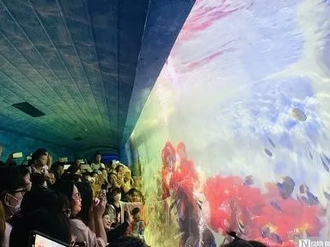 Du khách thích thú khi được xem múa lân dưới nước dịp Tết Trung thu