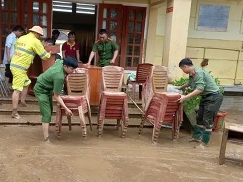 Nghệ An: Chiến sĩ công an dầm mưa, lội bùn khắc phục hậu quả lũ lụt