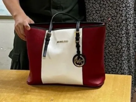Người phụ nữ bỏ quên túi Michael Kors với hơn 200 triệu đồng trên xe đẩy sân bay