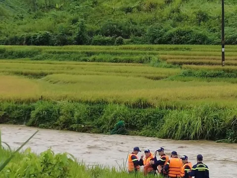 Sạt lở đất cuốn 2 phụ nữ và 1 trẻ em trôi xuống suối mất tích
