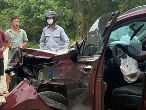 Ảnh TNGT: Hyundai Santa Fe nổ túi khí, vỡ nát một bên mũi xe