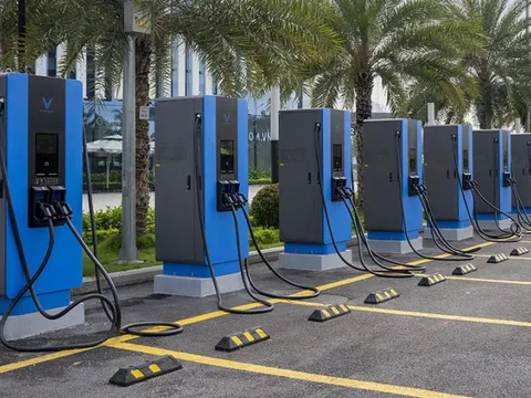 Việt Nam đang đi đầu về phủ hạ tầng trạm sạc cho xe điện