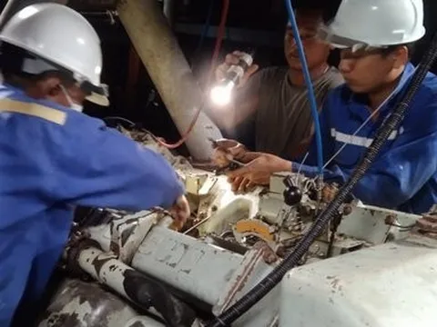 Cấp cứu ngư dân bị bệnh trên biển, hỗ trợ sửa chữa tàu cá bị hỏng hóc