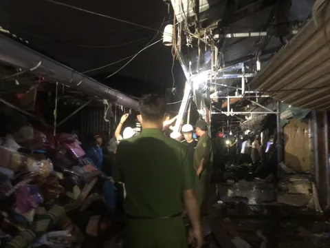 Chợ Ba Đồn bất ngờ bốc cháy trong đêm