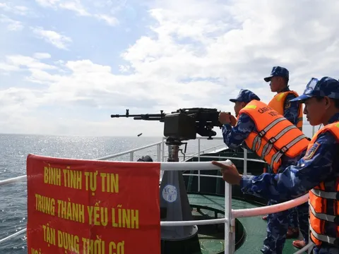 Bộ Tư lệnh Vùng Cảnh sát biển 2 diễn tập, bắn đạn thật trên biển