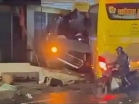 CLIP: Giây phút xe Thành Bưởi tông trực diện xe 16 chỗ làm 9 người thương vong
