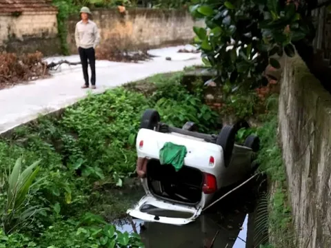 Ảnh TNGT: Bất cẩn cầm lái, tài xế khiến KIA Morning “lộn cổ” xuống mương