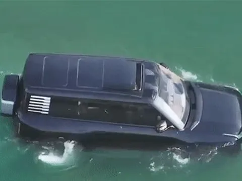 Mẫu SUV trổ tài lướt trên mặt nước như ca nô
