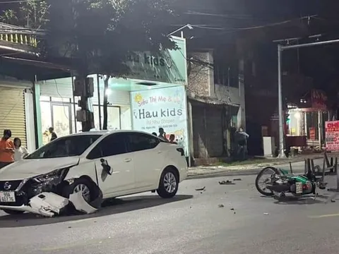 Ảnh TNGT: Nissan Almera đen đủi bị thanh niên đi xe máy tông vỡ đầu xe