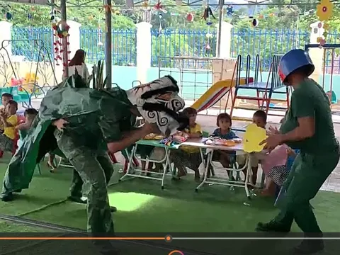 "Rụng tim" với clip chú bộ đội múa lân siêu dễ thương cho trẻ vùng cao