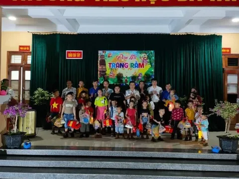 Thiếu nhi ở Trường Sa, con em chiến sĩ hải quân vui Tết Trung thu