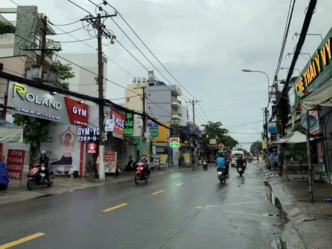 Nhiều người ngỡ ngàng khi lưu thông qua “rốn ngập” ở TP.HCM