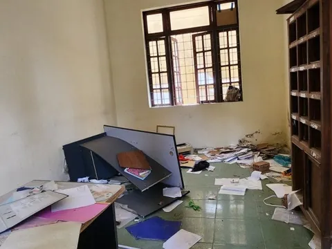 Loạt trụ sở bỏ không, nhếch nhác án ngữ ngay trung tâm một huyện