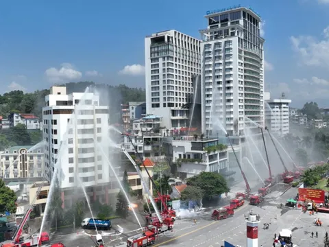 Hơn 2.000 người diễn tập chữa cháy trên bộ, trên biển và trên không