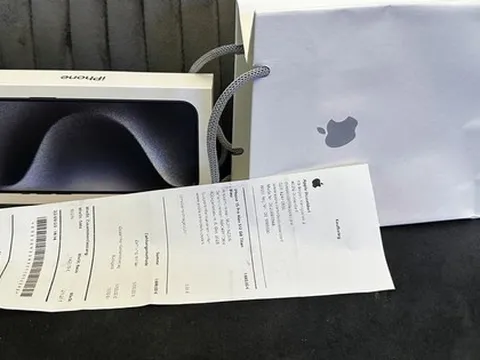 iPhone 15 Pro Max đang 'cháy hàng', vì sao chuyên gia lại cảnh báo bạn đừng vội vàng mua hàng 'xách tay'?