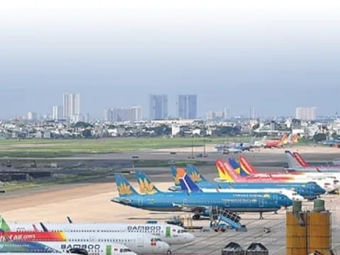 Giá vé máy bay Tết cao ngất, các hãng bay đang 'ném đá dò đường'?