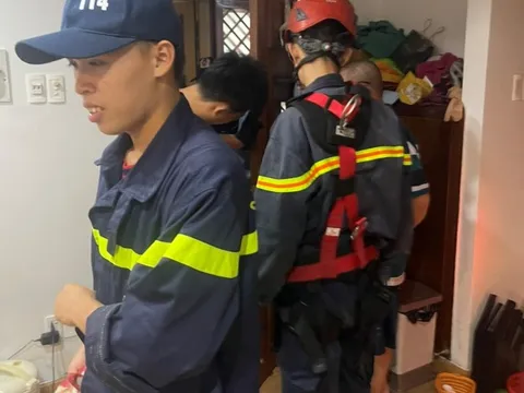 CLIP: Cảnh sát đu dây từ tầng 18 giải cứu cháu nhỏ bị mắc kẹt