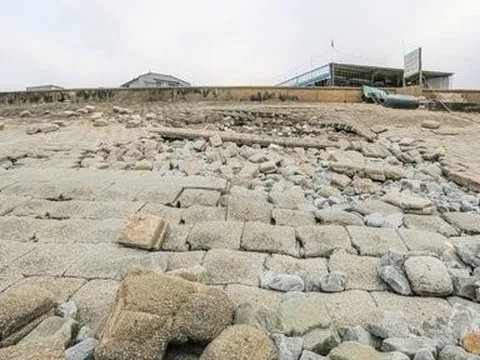 Kè biển sạt lở, dân nơm nớp trước mùa mưa bão