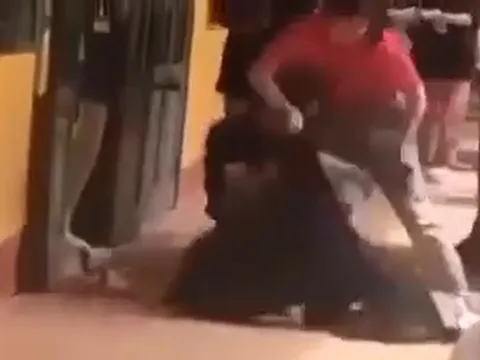 Vụ nữ sinh quỳ “xin cô tha cho em”: Do đặt bánh sinh nhật khác ý cô chủ nhiệm