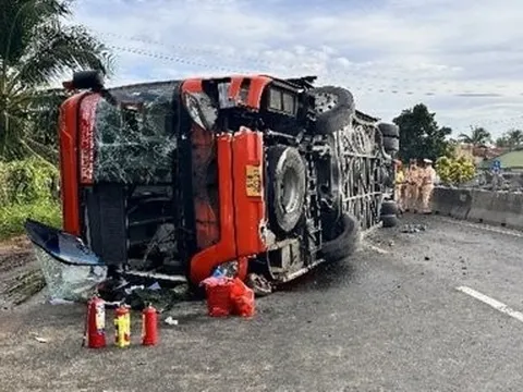 Xe khách giường nằm lật nghiêng, hành khách hoảng loạn tháo chạy