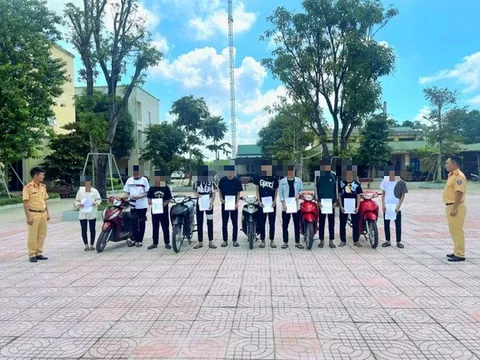 Điều khiển xe máy lạng lách, đánh võng rồi phát trực tiếp lên mạng xã hội Tiktok