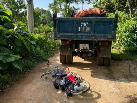 Hai nữ sinh thương vong sau va chạm với xe tải