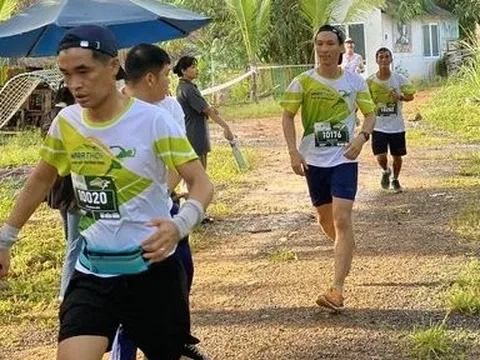 Gần 500 người tham gia chạy marathon và leo núi vì một môi trường xanh