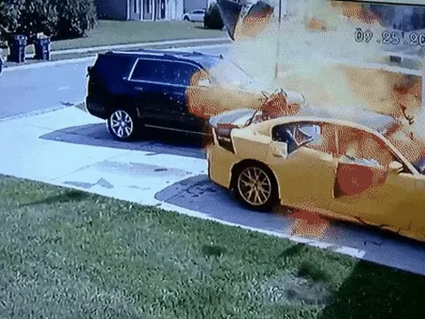 Vừa lên xe đã làm 1 việc sai lầm khiến xe nổ tung, cháy lan sang cả nhà