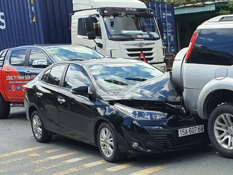 Ảnh TNGT: Tai nạn dồn toa khiến Toyota Vios lĩnh đủ
