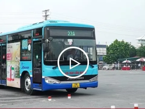 Những màn trình diễn điêu luyện của tài xế xe buýt Hà Nội