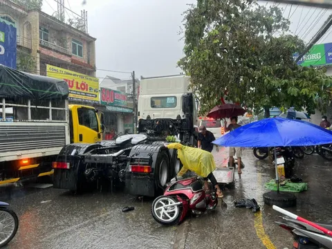 CLIP: Va chạm xe đầu kéo không biển số, mẹ chết, con được kéo ra trong hoảng loạn