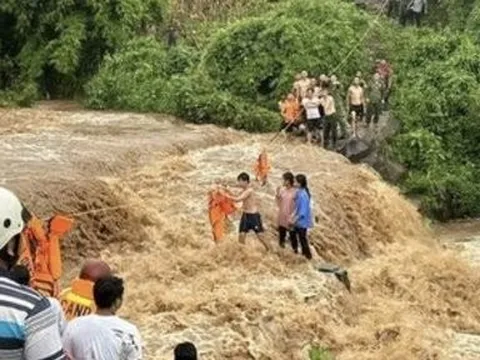 Gia Lai: Giải cứu 3 học sinh mắc kẹt giữa dòng nước chảy xiết