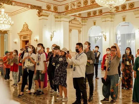 Tour tham quan trụ sở HĐNĐ – UBND TP HCM ngày càng hút khách