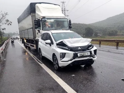 Ảnh TNGT: Mitsubishi Xpander bị tai nạn dồn toa trên cao tốc