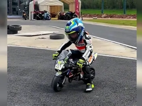 Tay đua 5 tuổi trình diễn kỹ năng lái xe điêu luyện