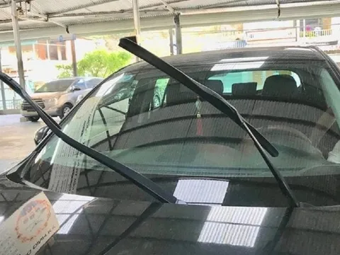 Đỗ ô tô dưới nắng nóng có cần dựng đứng cần gạt mưa?